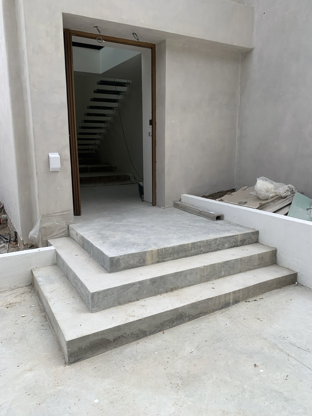 رش دهانات خارجية لمنزل باستخدام معدات احترافية